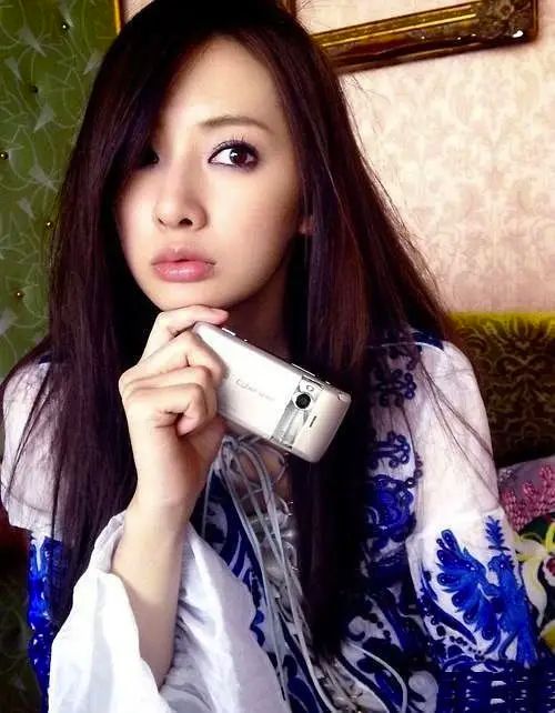 北川景子最新封面引發(fā)討論，呼吁尊重個(gè)人隱私與職業(yè)道德，共同維護(hù)良好網(wǎng)絡(luò)環(huán)境——涉黃問(wèn)題需引起警惕